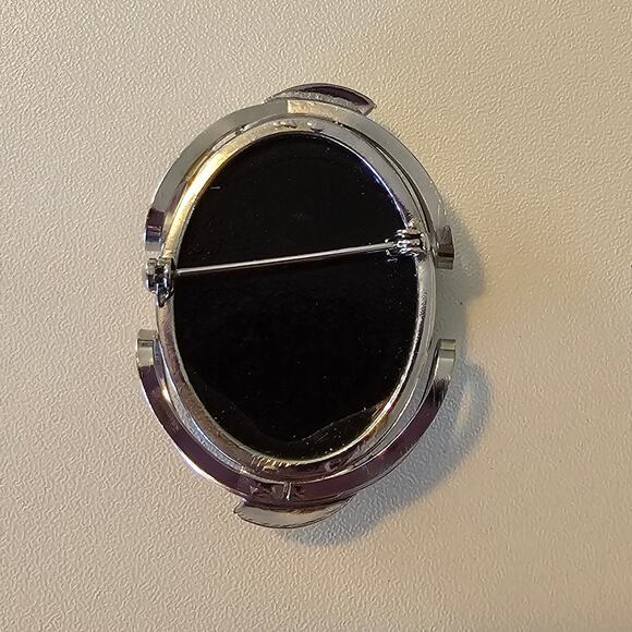 Vintage Black Intaglio Cameo Brooch with Silver Detail - Picture 2 of 6